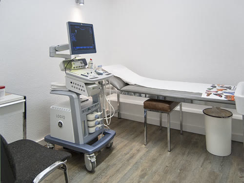Untersuchungsraum mit Ultraschallgerät und Liege