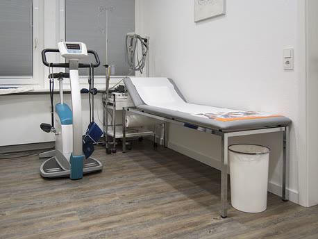 Untersuchungsraum mit Ergometer und Liege